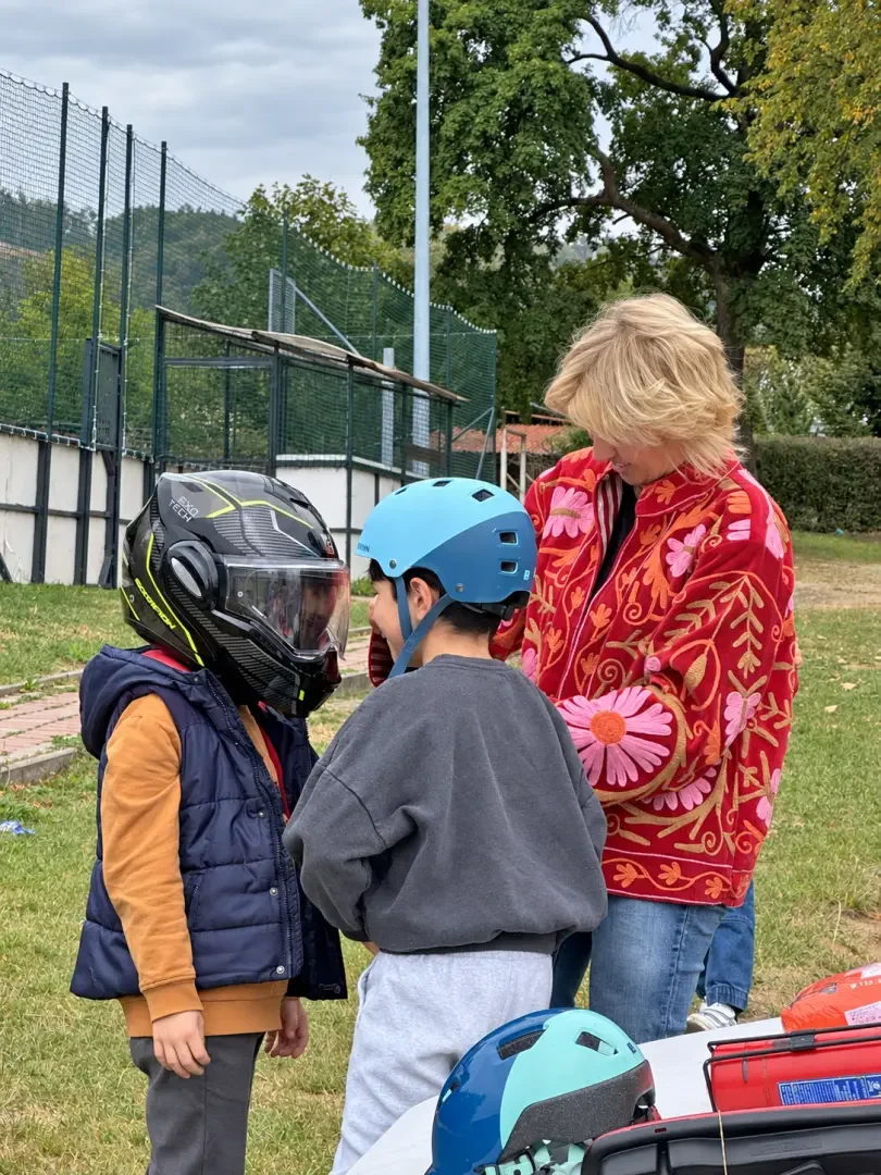 Dieťa si skúša prilbu pri ukážke bezpečnosti