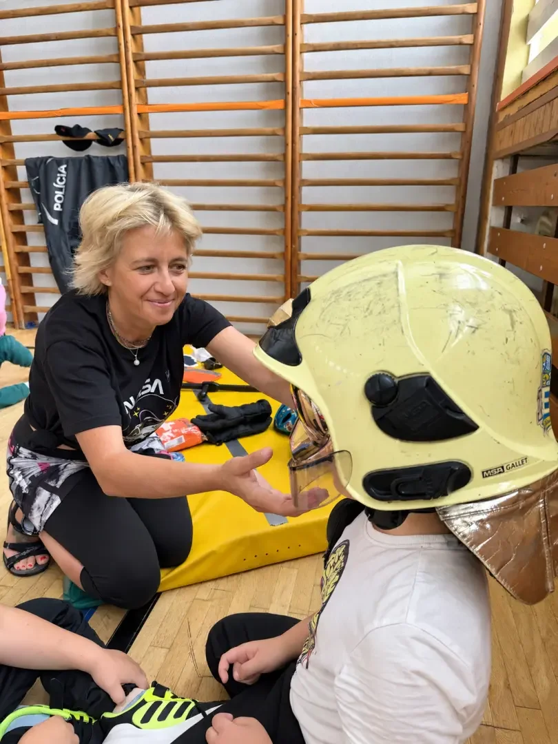 Dieťa si skúša hasičskú prilbu